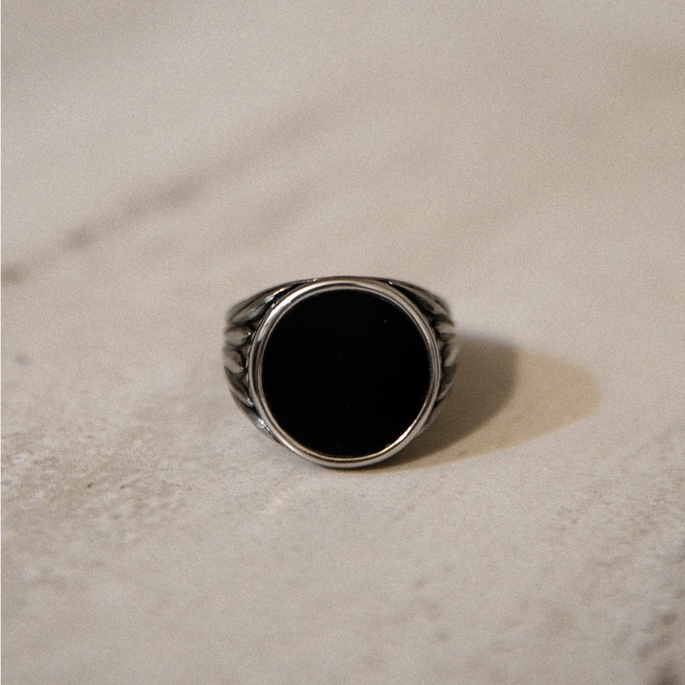 18k Silver Onyx Ring - Picture 2 of 8
